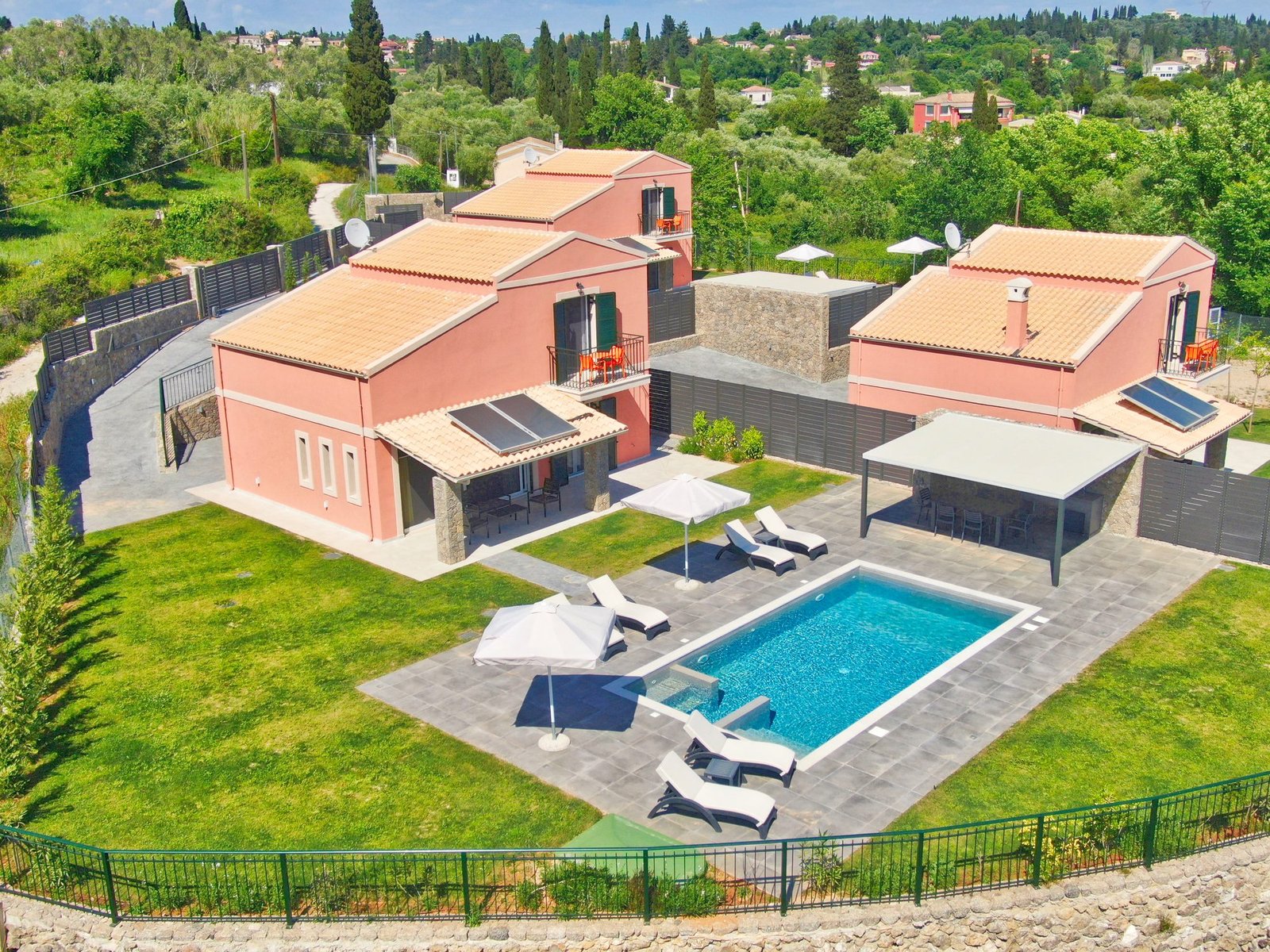 Αεροφωτογραφία των Castelia Luxury Villas: τρεις βίλες με ιδιωτικές πισίνες στους καταπράσινους λόφους της Άφρας, Κέρκυρα