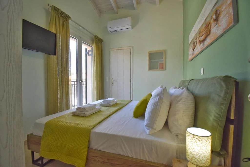 Bedroom with Smart TV and air-conditioning at Villa Elpida, Castelia, Corfu