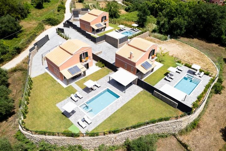 Αεροφωτογραφία των Castelia Luxury Villas και των ιδιωτικών πισινών τους, Άφρα, Κέρκυρα