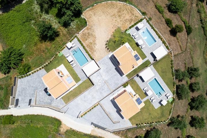 Αεροφωτογραφία των Castelia Luxury Villas και των ιδιωτικών πισινών τους, Άφρα, Κέρκυρα