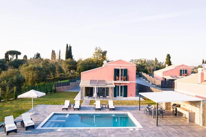 Αεροφωτογραφία των Castelia Luxury Villas και των ιδιωτικών πισινών τους, Άφρα, Κέρκυρα