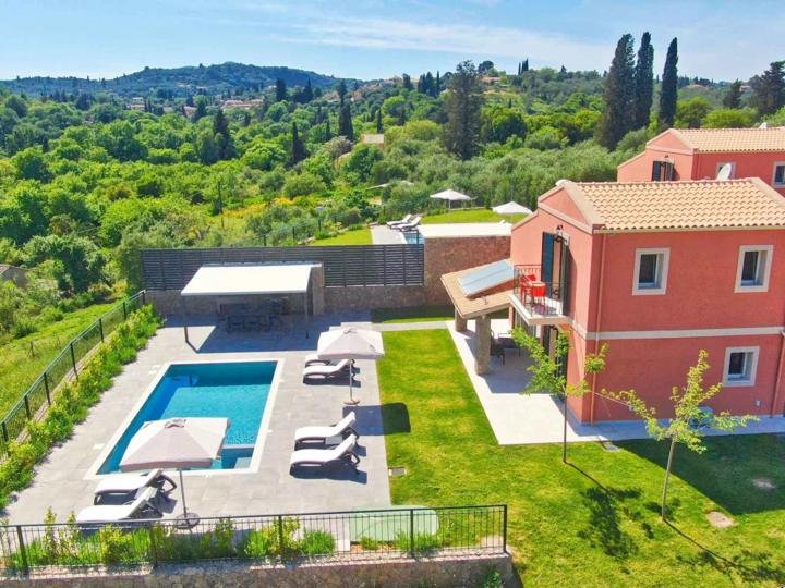 Αεροφωτογραφία των Castelia Luxury Villas και των ιδιωτικών πισινών τους, Άφρα, Κέρκυρα